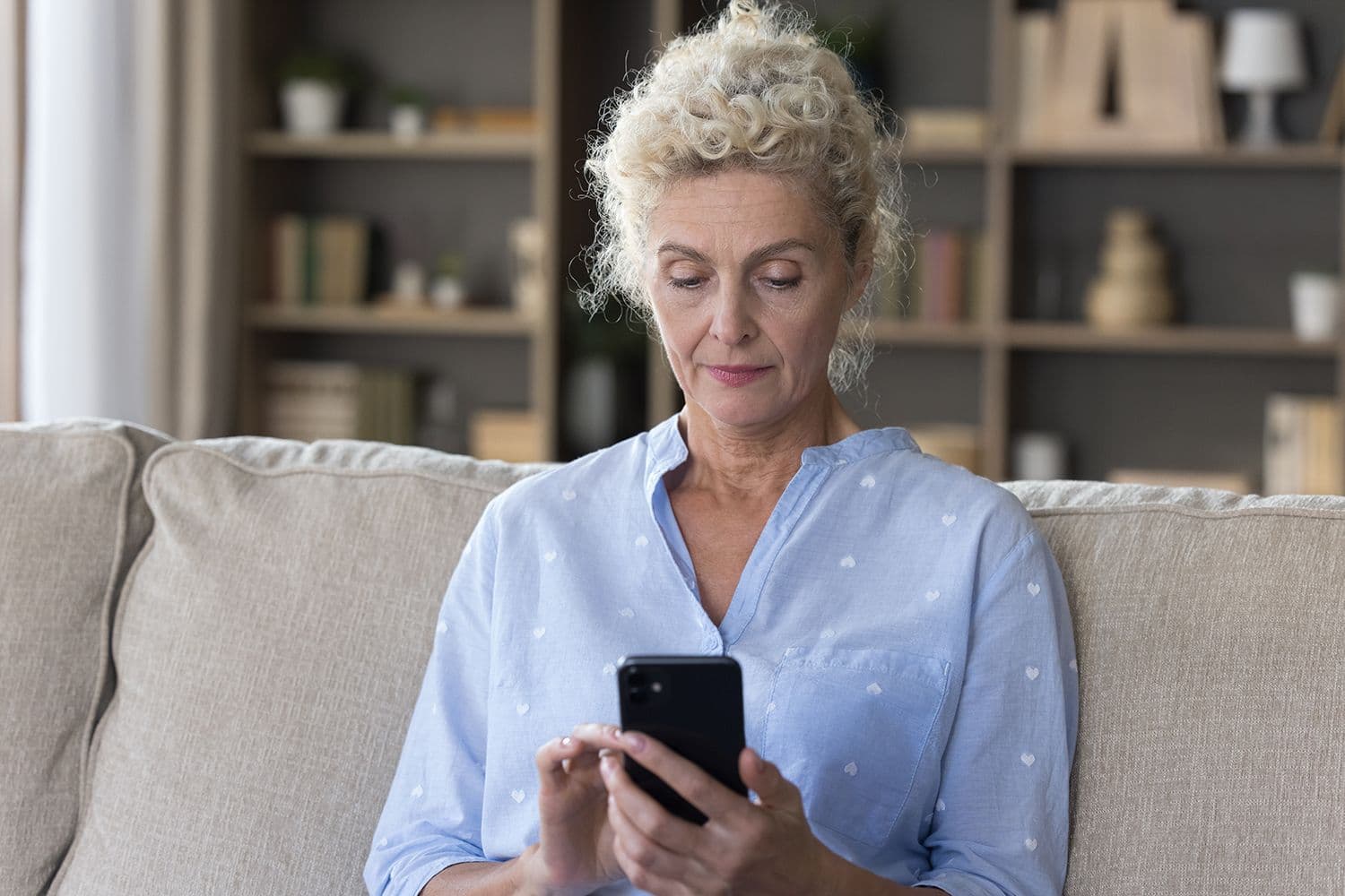Hi Mum scams - women getting a text from someone